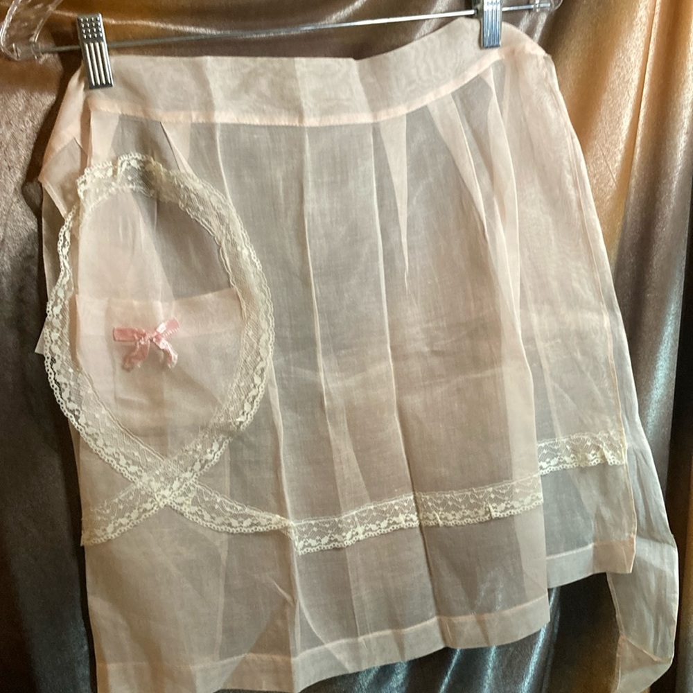 Vintage salmon pink sheer apron with cream lace and pocket. 410